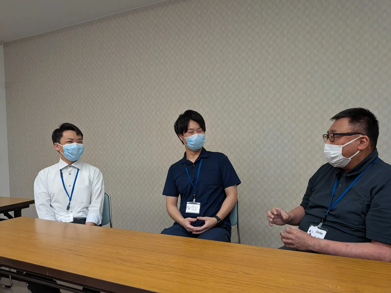 向かって左が総務課の江口さん、中央が竹内さん、右が坂田さん